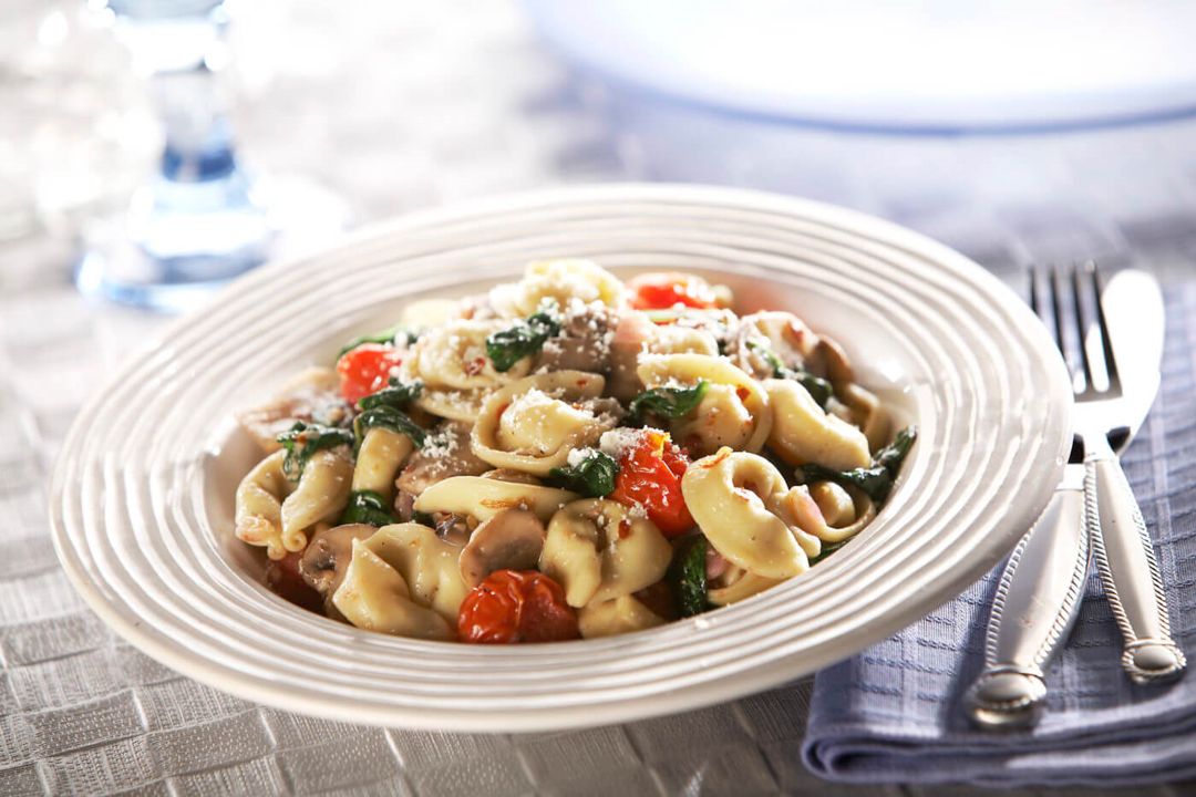 Tortellini de Queso con Espinacas, Tomates y Champiñones