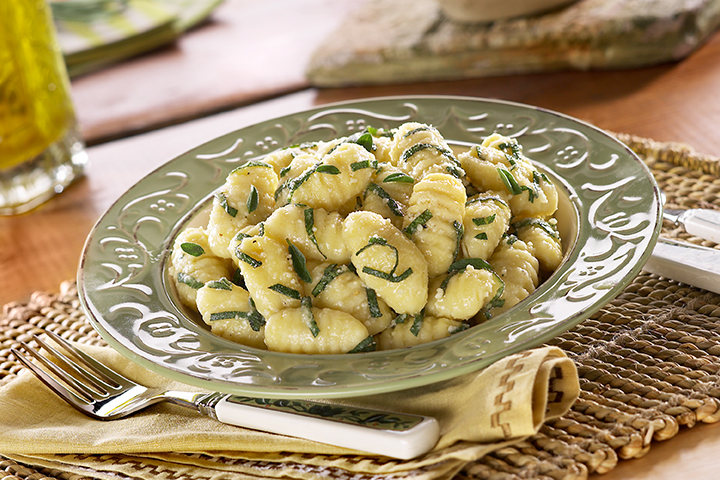 Ñoquis con Mantequilla en Salsa de Salvia 