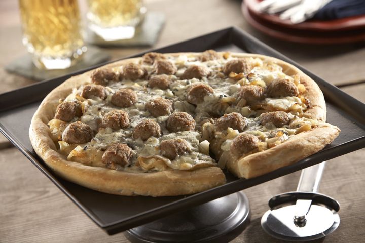 Pizza de Gorgonzola, Albondigas y Cebolla Caramelizada