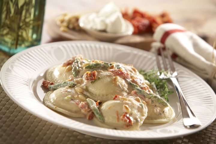 Ravioles de Queso con Esparragos, Tomate Seco y Queso de Cabra