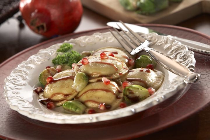 Ravioles de Queso con Coles de Brusela Asado y Granadilla