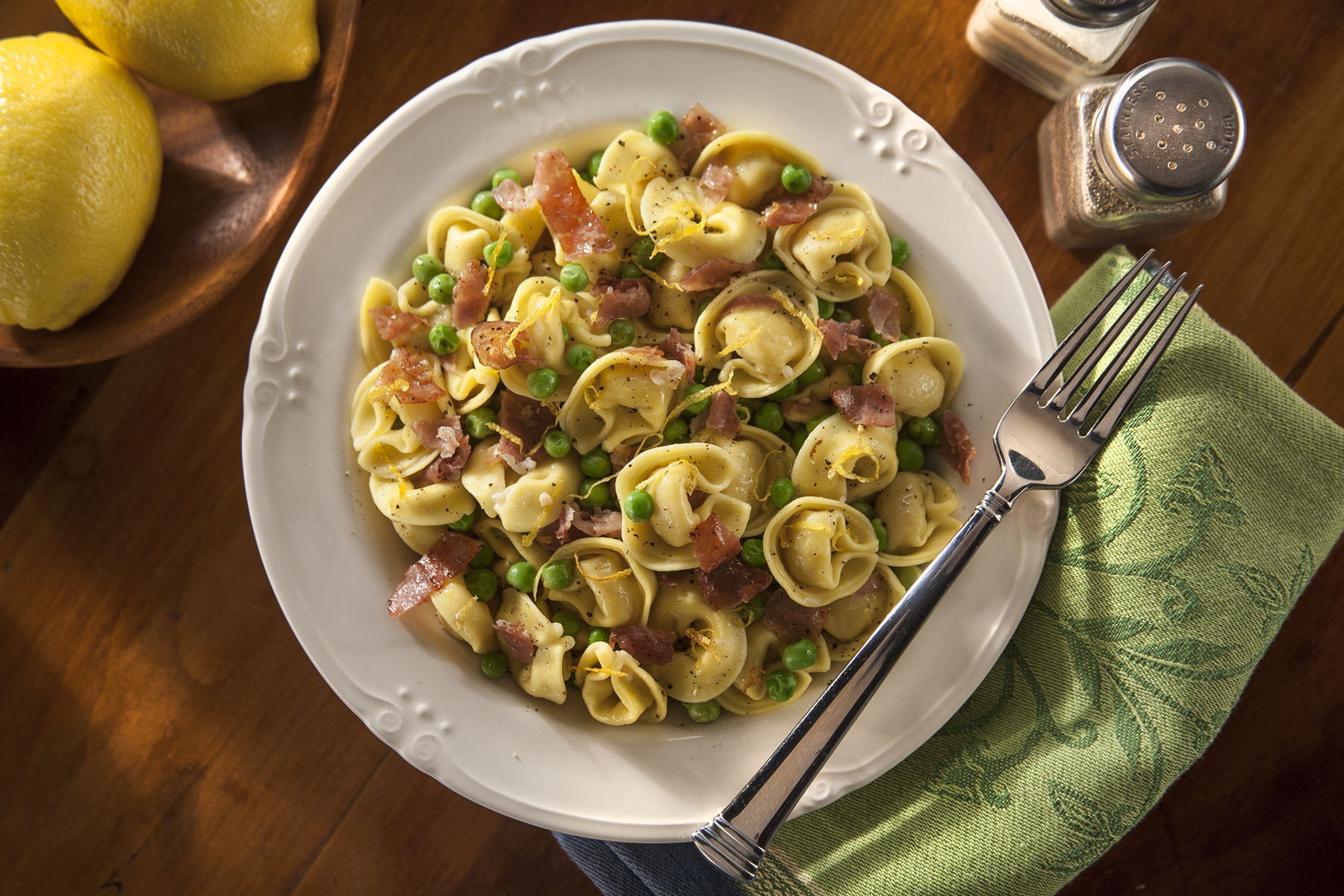 Tortellini con Prosciutto y Guisantes